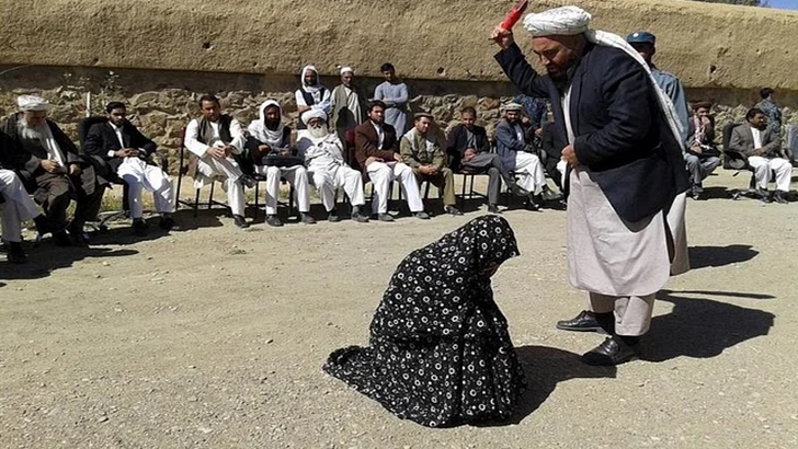 আফগানিস্তানে নারীসহ ১২ জনকে বেত্রাঘাত